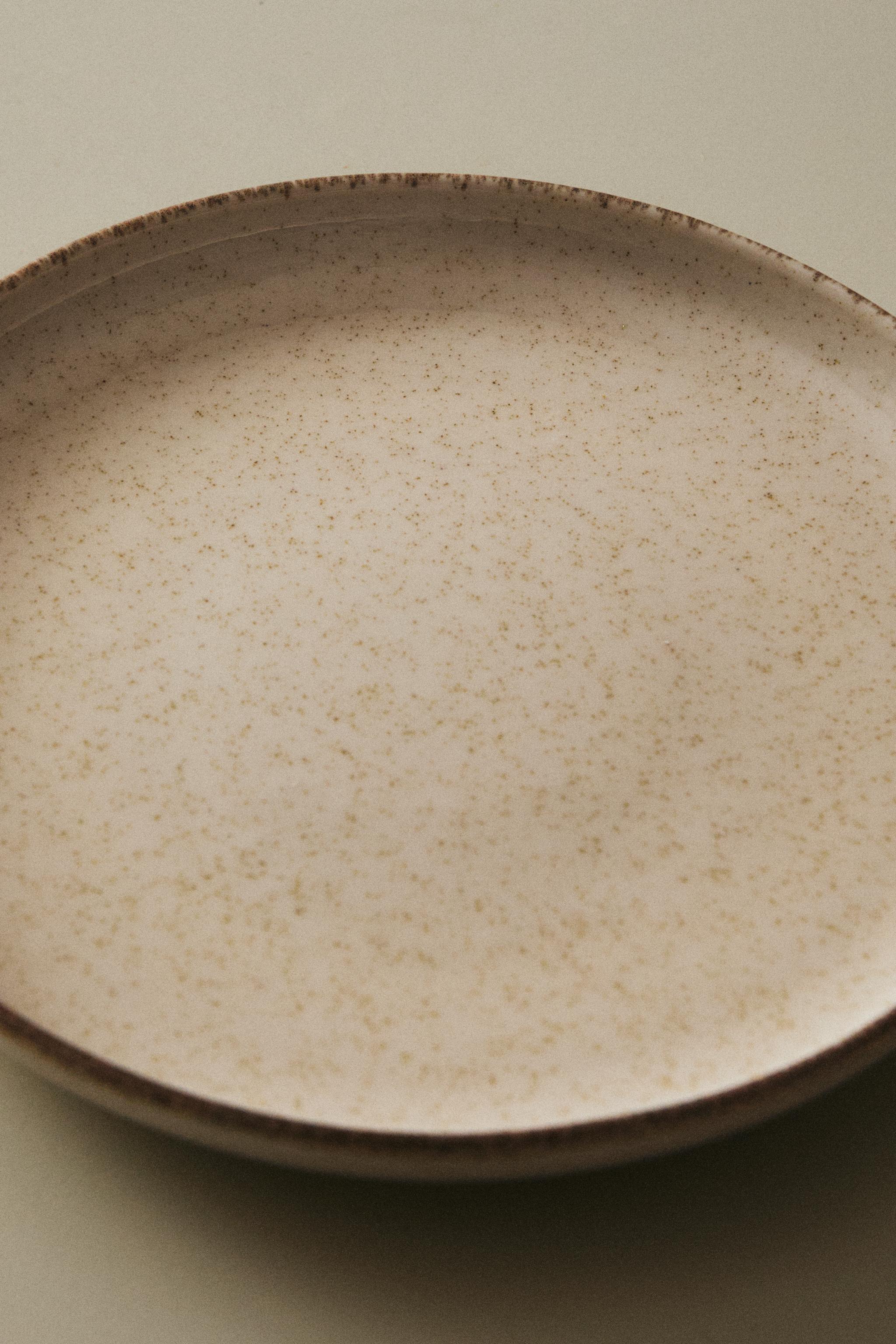 PORCELAIN DESSERT PLATE WITH ANTIQUE FINISH RIM